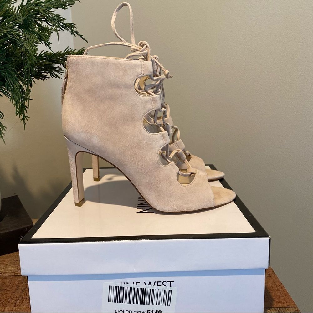 NIB Nine West Unforgettable Lace Up Bootie